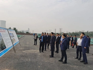 O líder da cidade de Luoyang, Jiang Ling, e outros visitaram o canteiro de obras do projeto de extração de 60.000 toneladas da Sanuo New Material, uma subsidiária do Longhua Group